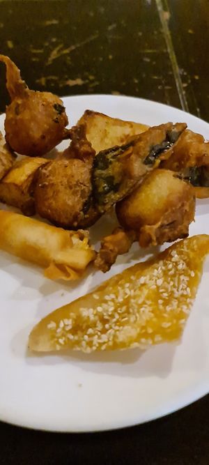 Some very beige starters at Su Vegan Buffet in West London