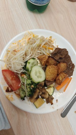 Nuggets de tofu, brotes,champús,tomate pepino,brócoli,calabacin at Su Vegan Buffet in West London