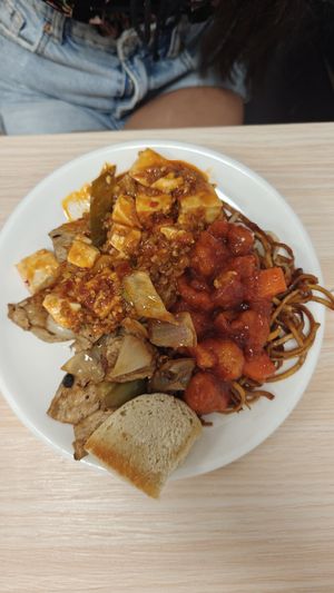 Estofado de soja con  verduras, noodles con tofu blando at Su Vegan Buffet in West London