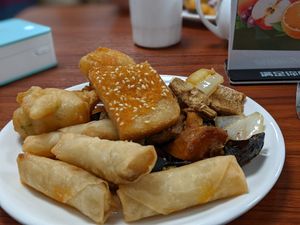 I love how sharing photos of buffet dishes is a flex on how well/badly you can arrange your plate for the photo. I thought I would add mine to the mix! at Su Vegan Buffet in West London