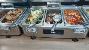 Some of the hot dishes. I loved the vegetables. Husband and I both really enjoyed the "beef" mince with aubergine and onion in a hoisin sauce at Su Vegan Buffet in West London