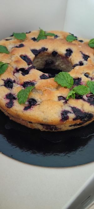 Lemon and blueberry cake at Lettuce B in Torres Vedras