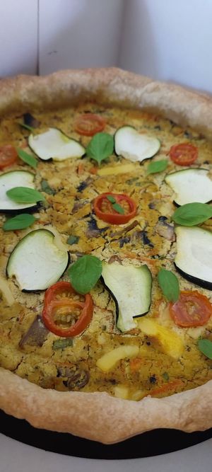 Tofu quiche with mushrooms, carrot, cherry tomatoes and vegan cheese at Lettuce B in Torres Vedras