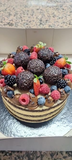 Birthday cake at Lettuce B in Torres Vedras