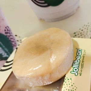 Purple sweet potato maru very nice at Jollibean - Raffles Place in Central Singapore