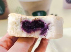 Purple sweet potato maru very nice at Jollibean - Raffles Place in Central Singapore