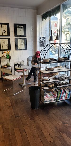 The small seating area at Aux Deux Portes in Geneva