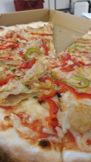 Tomate, mozzarella vegana, tiras de heura, pimientos. at Sibarita's in Santander