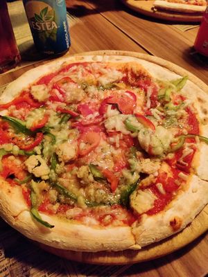 Chicken vegan pizza at Sibarita's in Santander