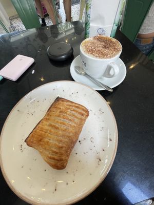 Cappuccino and fohado de atum vegan 🌱   at Ca.fé Coffee House in Lisbon
