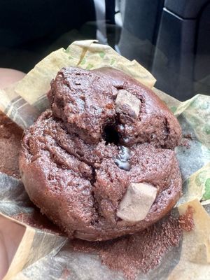 Muffin de chocolate vegano  at Ca.fé Coffee House in Lisbon