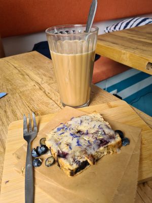 Blueberry joghurt chia cake at Vegane Glorie in The Hague