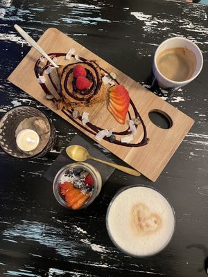 Desserts; carrot cake and tiramisu  at Vegane Glorie in The Hague