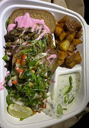 Gericht mit glutenfreien Brot  at Vegane Glorie in The Hague