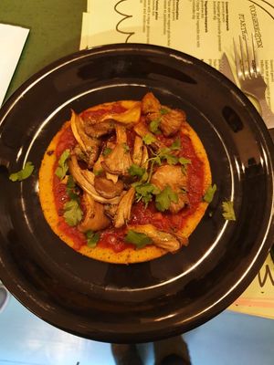 The polenta pizza with freshmushrooms... yummi at Vegane Glorie in The Hague
