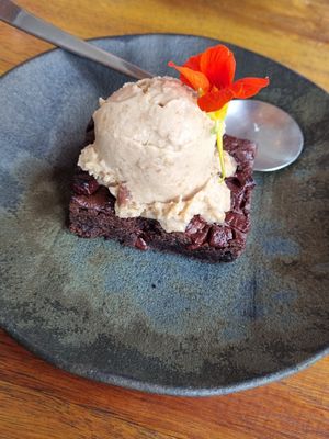 BROWNIE (R$ 17
 em jan/22)
Cacau 100% | Farinha de aveia | Açúcar demerara | Açúcar 
mascavo | Óleo de coco | Fermento + Ingrediente secreto 
COM SORVETE DE PAÇOCA (+ R$10)  at Botanico - Colheita Criativa in Florianopolis