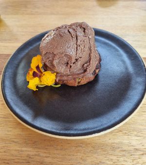 COOKIE (R$ 16 em jan/22) Cookie vegano de baunilha com chocolate 70% 
 COM SORVETE DE CACAU E AVELÃ (+ R$10) #Veganuary at Botanico - Colheita Criativa in Florianopolis