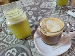 Coffee with almond milk and pineapple juice at Comer Sanar Vivir in Cuenca