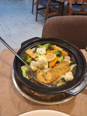 Chicken and vegetables clay pot at Living Seed 翠园素食馆 in Kota Kinabalu
