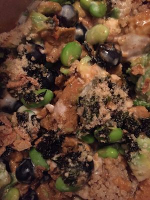 my favorite bowl - Quinoa, Seitan, Avocado, Edamame, blueberries, seaweed, peanut sauce  at Yuícery - Milaneo in Stuttgart