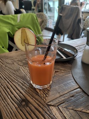 Apple-carrot-ginger juice at Fräulein Liese in Aschaffenburg