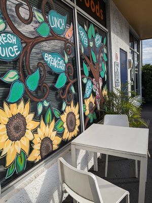 Outdoor seats at Inika Foods in Wilton Manors