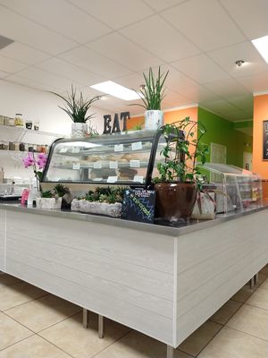 Clean, adorable restaurant w/ comfortable seating at Inika Foods in Wilton Manors