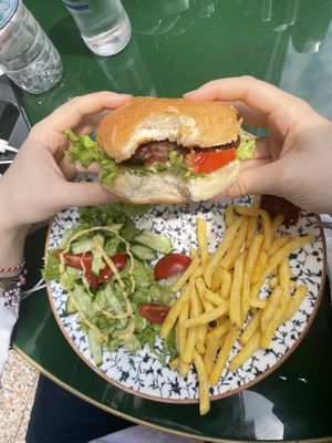 vegi burger 💚  at Küff Kolektif. in Istanbul