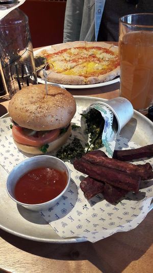 Hamburguesa vegana con chips de kale y boniato. Pizza 4 quesos vegana. at Flax & Kale in Madrid