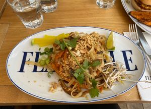 Pad thai de “pollo"  at Flax & Kale in Madrid
