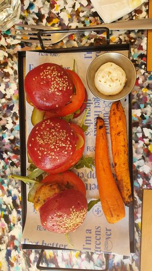 Hamburguesas vegetarianas at Flax & Kale in Madrid