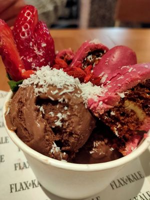 Cashew coco ice cream con Pantera Rosa at Flax & Kale in Madrid