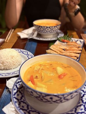 Maßstab Curry vegan mit Reis und naan.   at Miss Island in Koh Muk