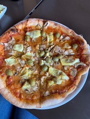 Pizza (Dinkel Vollkorn-groß) mit Oliven, Champignons und Artischocke 13,10€.  at Hammer Imbiss in Dusseldorf