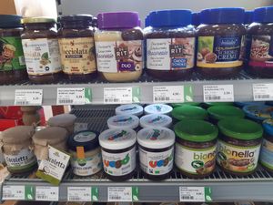 Vegan items are clearly marked - here for example: chocolate and nut & nougat spreads at Birkenfelder Biomarkt in Birkenfeld