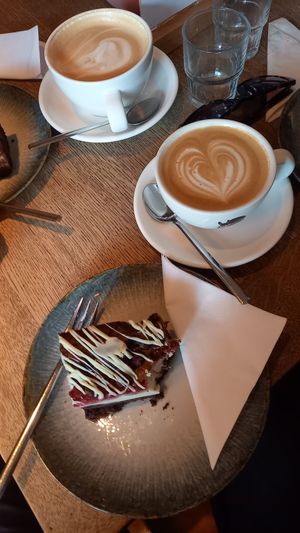 Oat cappuccino and cheesecake brownie (vegetarian) at Mókuska Caffè in Stuttgart