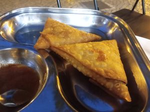 Vegan samosas at Radhe Krishna in Lisbon