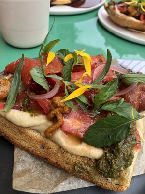 Focaccia mit Hummus, Tomaten, eingelegte Paprika etc. at KLE in Zurich