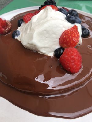 Pancake mit Schokoladensauce, Rahm und Beeren at KLE in Zurich