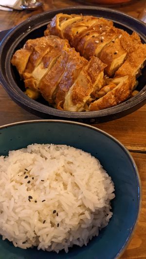 Vegan duck covering vegetable stir fry at Ngon Ngon in Cologne