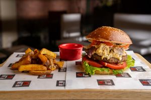 Vegaburger Francesa at Lounge del Brujo Vegan Kitchen & Bar Cayma in Arequipa