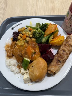 Teller vom Buffet  at Loving Hut - Na Porici in Prague