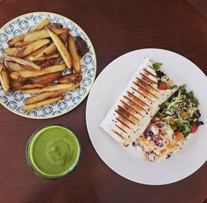 Falafel wrap , homemade chips & a green juice 🌱 at Burgau Sports Centre in Vila Do Bispo