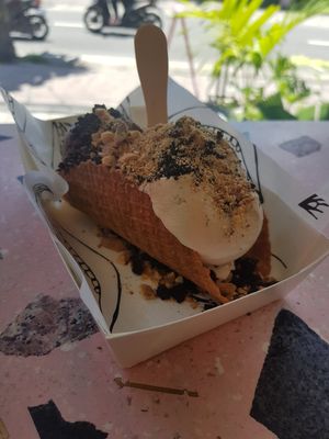 Dark chocolate with brownie and tiramisu with peanuts and oreo chip toppings at Mad Pops in Canggu