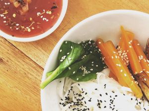 Rice noodle bowl with aubergine, soinach, carrots and dip at Soul Food in Kandy