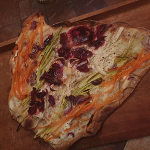 Wurzelgemüse Flammkuchen mit veganen Mozzarella at Yves's in Werder Havel