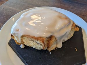 Mammoth cinnamon roll at Spirit Elephant in Winnetka
