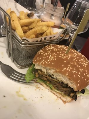 Burger vegan (sans avocat sur demande) at Le Toucan in Saint-germain-en-laye