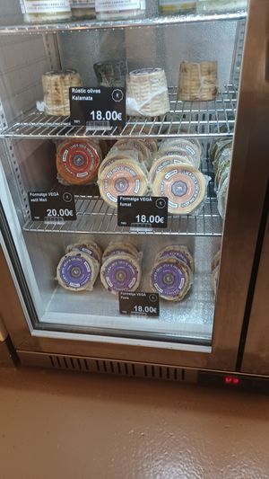 Quesos veganos at Ferment 9 in Barcelona