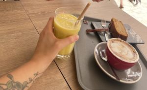 Smoothie cake and oatmilk cappuccino   at La Teteria  in Malaga
